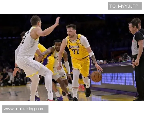 东契奇假投真传 海斯心领神会空接暴扣