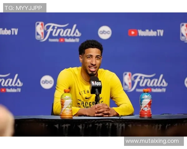 哈利伯顿训练视频曝光：康复期已能上演双手暴扣