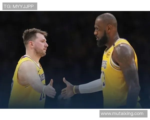 湖人胜爵士！东契奇+詹姆斯73分主导，其余配角齐贡献，全民皆兵